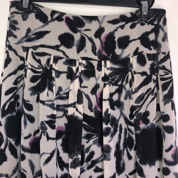 2/$30 The Limited - A-Line Pleated Floral Skirt Tan Black Purple Size 0 - Picture 3 of 5
